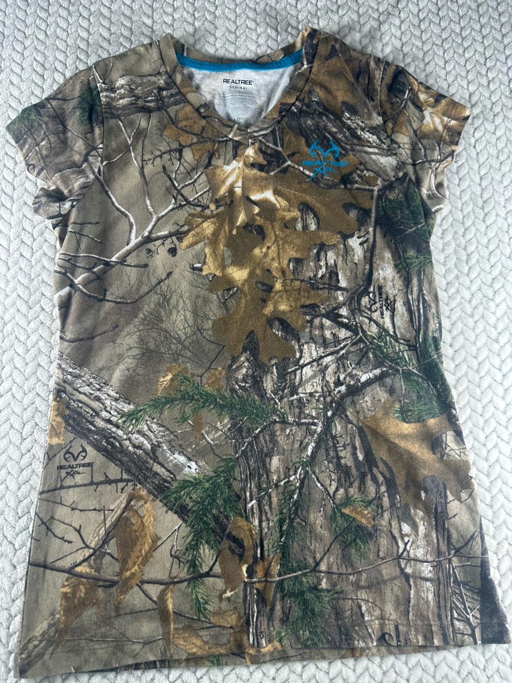 Realtree Camo V-Neck T-Shirt Womens Sm Forest Hunting Outdoors Gorpcore Tee